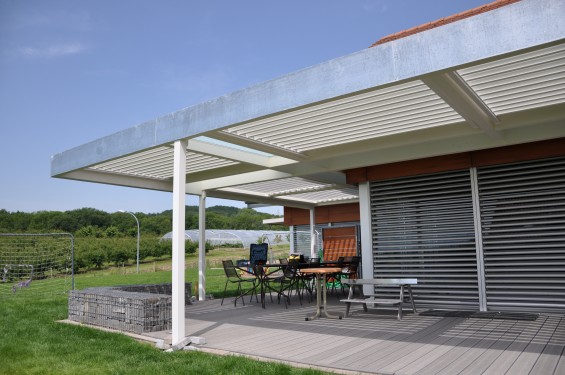 Terrasse couverte d'une pergola Solisystème®